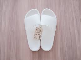 家族全員だけでなくお客様も同じものを履くトイレのスリッパ 洗うのは面倒だけど清潔に保ちたいですよね トイレのスリッパを無印のフラットサンダルに替えたらプチストレスが解消したのでご紹介します 無印のフラットサンダルがトイレのスリッパにオススメな理由