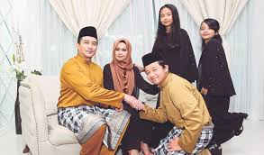 We will continue to update details on aaron aziz's family. Aaron Kini Lebih Selektif Harian Metro