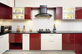 Luxurious red wood cabinets make up this dramatic kitchen design that also includes a reddish wood floor. Homelane Com Cocinas De Estilo Moderno Homify