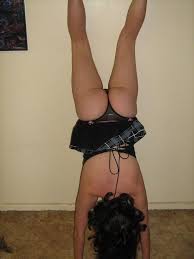 スカートで逆立ちはパンチラ・パンモロして当然なエロ画像 - 性癖エロ画像 センギリ | lepka-lepka.ru