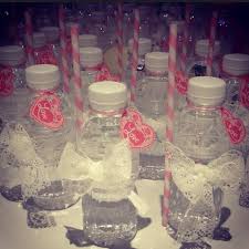 Diy Mini Bouteille D Eau Personnalisee Avec Ruban De Dentelle Paille En Papier Rayee Et Etique Bouteilles D Eau Personnalisees Ruban De Dentelle Diy Decoration