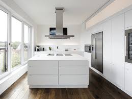 Cucina Laccata Con Isola Con Maniglie Integrate Lineare Plan W I Werkstatt Fur Raume Moderne Weisse Kuchen Moderne Kuchendesigns Kucheninsel Hocker