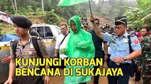 Jenisnya pun beragam.sebelum anda memilih jas hujan untuk sebelum anda memilih jas hujan untuk mendaki, ada beberapa hal yang perlu diperhatikan terlebih dahulu. Presiden Jokowi Terobos Hujan Deras Pakai Jas Hujan Rp 10 000 Saat Kunjungi Korban Bencana Youtube