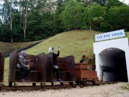 Bandar sungai lembing adalah bandar pertama di semenanjung tanah melayu di bawah pentadbiran syarikat bijih british iaitu pahang corporation satu fakta tidak boleh dinafikan ialah dalam tempoh 100 tahun lombong ini mengeluarkan 13 juta tan metrik bijih timah kasar yang boleh menghasilkan. Terowong Lombong Sungai Lembing