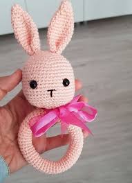 En Masumlarimiza En Guzel En Emek Verdigimiz Hediyeler Yakisir Sizlere Kolayca Yapabileceginiz Bir Tavsan Cingirak Orgu Mode Bebek Cingiragi Orgu Hello Kitty