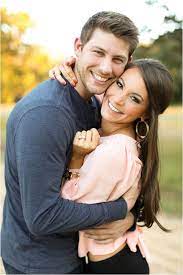 What To Wear To Your Engagement Shoot Glam Radar Engagement Pictures Poses Engagement Poses Engagement Pictures