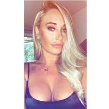 Holly Hewitt's Instagram, Twitter & Facebook