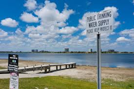 What does palm beach look like. Discovery Of Toxin Produced By Algae Prompts Drinking Water Advisory For West Palm Palm Beach South Palm