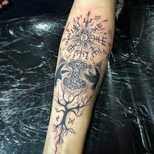 Credit Vikingtattoo Tatouage Vikings Tatouage Viking Decouvrez La Signification Des Symboles Viki Tatouage Viking Tatouage Scandinave Tatouage De Rune Vicking