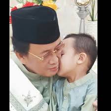 Assalamualaikum.Subhanallah,Tabarakallah..🌷poto terbaru bapak KH Muammar  ZA bersama putra bungsu beliau..Ananda Muammar syifaul Ainain M ZA  💚💚Putra bunda ini semoga,bisa mendampingi dan meneruskan  ayahandanya.Aamiin.💚 walau masih kecil ,Insya Allah ...