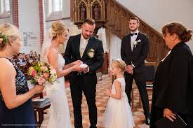 Unsere exklusiven brautkleider sind unnachahmlich und bieten alles, was sie sich für einen der wichtigsten. Hochzeit Von Alex Und Sarah In Bardowick Bei Luneburg Hochzeitsfotograf Hamburg