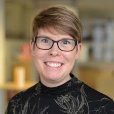 Så rätt och inte en dag för tidigt. Såklart att vi ska bo i vårt eget hus.  Och visst, ibland är det varmt/kallt/blåsigt/snett och vint. Men också  alldeles, otroligt underbart.