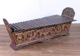 Istilah gemelan berarti alat/instrumen, yaitu musik gamelan gabungan dari adanya pengaruh seni luar negeri. Gambang Wikipedia