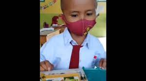 Mungkin gedenya anak ini ganteng ya 3. Viral Video Lucu Kepolosan Anak Sd Disuruh Jaga Jarak Sampai Ke Tulisannya