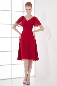 Robe en crêpe pour femme encolure v, sans manches volants fantaisies aux emmanchures ornés de studs en métal découpe hanches. Robe Rouge Mi Longue Col En V Avec Manche Courte Volantee Demoiselle D Honneur Robespourmariage Fr