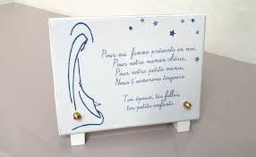 Plaque en forme de parchemin en porcelaine funéraire à personnaliser avec votre photo. Motif Vierge Marie Et Etoiles Plaque En Format 20 Sur 15cm Avec Rosaces Sur Embases Composition Photo Texte Funeraire Plaques Funeraires Composition Photo