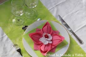 Ce pliage de serviette n'est pas présenté dans l'assiette mais dans le verre. Pliage De Serviette En Fleur De Lotus Tout Le Monde A Table