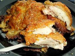 Distribuim egal slănina și usturoiul între cele 2 pulpe de pui. Reteta Pulpe De Pui In Crusta De Branza La Cuptor