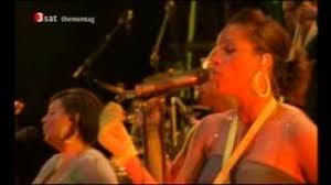 Komm lauf mit mir davon und dann drehen wir die welt auf links ein kleines haus am see und mit dir nackt in die fluten springen niemand wird uns hier sehen. Peter Fox Haus Am See Youtube