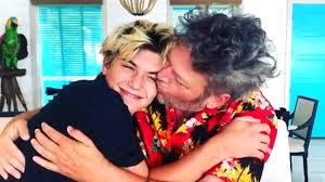 Pokora a vanté les mérites de couches. Watch Blake Shelton Shower Gwen Stefani S Son Kingston In Kisses On His 14th Birthday Youtube