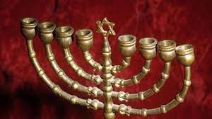 Die chanukkia (hebräisch חַנֻכִּיָּה, letzte silbe betont) bzw. Logo Das Judische Lichterfest Chanukka Zdftivi