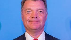 Robert Wallin's Instagram, Twitter & Facebook