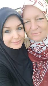 Rekoh mami: “Hajde sa cerkom jedan kratki fotošuting”, kaze ona: “Hajde ali  nisam ja lipa ko ti”... Rekla sam joj: “Ti si najljepsa mama na cijelom  svijetu”. ❤️