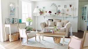Canapé, armoire, lampe, table basse, coussin, bureau, fauteuil, commode… Un Salon Ambiance Maison De Famille M6 Deco Fr