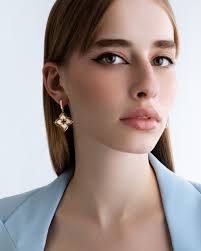 Inspired by the romance and grandeur of Venice, the Roberto Coin Venetian  Princess pendant brings old-world elegance to modern luxury. Crafted in 18K  gold, adorned with mother-of-pearl and diamonds, and finished with