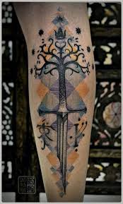 Der eine ring aus tolkiens epos der herr der ringe (the lord of the rings) ist nicht nur ein schmuckstück, sondern ein symbol der macht. Lord Of The Ring Tattoo Lord Of The Rings Tattoo Hand Tattoos For Guys Lotr Tattoo