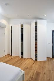 Dieser Schlafzimmerschrank Ist Weiss Supermatt Beschichtet Und Die Drehturen Konnen Uber Integrierte Griffmulden Ge Schlafzimmer Schrank Ankleide Ankleidezimmer