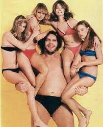 Andre The Giant posing with models (1980s) : r/OldSchoolCool