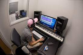 The following is a list of some of the many jobs and career areas that music majors can pursue after graduation. B M In Commercial Music Recording Engineering Producing Liberty