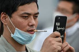 De plus, les fumeurs infectés par le coronavirus sont des contaminateurs potentiellement majeurs de leur entourage par tabagisme passif, du fait de leur toux fréquente et de la présence dans la fumée de tabac de particules sur lesquelles se fixent les virus qui peuvent alors être inhalées par l'entourage. Journee Mondiale Sans Tabac La Cigarette A Fait Plus De Morts Que Le Coronavirus