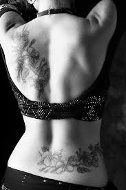 Hay tatuajes que nunca pasarán de moda. 70 Tatuajes En La Baja Espalda Zona Lumbar Para Mujer