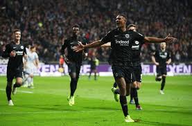 Flick leitet den angriff durchs zentrum selbst ein. Nach 3 0 Sieg Uber Schalke Eintracht Frankfurt Uberholt Die Bayern In Der Tabelle Fussball Stuttgarter Zeitung