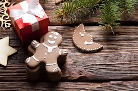 Biscuits De Pain D Epice Sur Une Table En Bois Blanche Image Stock Image Du Bois Table 121939765