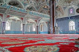 Sie haben aber viele teppiche auf den märkten gesehen moschee teppich und ihre teppiche sind ganz anders als sie. Das Innere Der Majestatischen Moschee In Manavgat In Der Turkei Roter Teppich Blau Turkis Farbe Der Wande Lizenzfreie Fotos Bilder Und Stock Fotografie Image 51342549