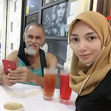 Kehidupan pelakon aman graseka akan lebih bermakna lagi selepas ini apabila pelakon itu mengakhiri zaman dudanya dengan memilih model dan pelakon baharu, reena areena, 29, sebagai teman hidupnya. Reena Areena Ø§Ù„Ù…Ù†Ø´ÙˆØ±Ø§Øª ÙÙŠØ³Ø¨ÙˆÙƒ