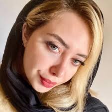 Swimming with gentle giants in Derawan Island, Ecuador 🇪🇨 📸  @travisburkephotography