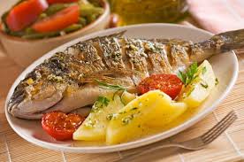 Cocina lentamente un asado para maximizar la ternura y sabor. Como Hacer Dorada Al Horno Con Patatas Panaderas Facil