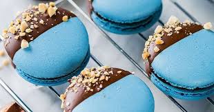 Move Over Cupcakes Macarons Are The New Show In Town While France Has Been The Proud Purveyor Of Macarons For A Few Hundred Macaron Recipe Desserts Macarons