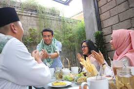 Tata cara makan internasional (modul 13) table manner adalah : 5 Etika Makan Ala Indonesia Yang Harus Kamu Ketahui Yuk Catat