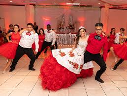 I turned 15 last month, and i'm going to have a masquerade ball themed quinceanera in august. Quinceanera Themes 10 Classic And Modern Ideas For Your Party
