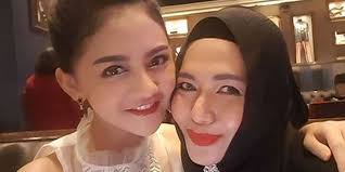 FOTO: Hadiri Ultah Sahabat, Jenita Janet Tampil Beda Tanpa Wig