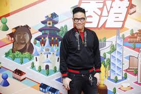 蘇永康（william so wing hong；1967年9月24日－ ），香港歌手及演員，篤信佛教，曾參加多部電視劇及電影演出，育有一子。1983年，蘇永康就讀顯理中學時買了一張日語唱片，在父親家裡開的卡拉ok店開幕那天，表演鄉裕美歌曲《哀愁之casablanca》（原版為英文名曲《casablanca》），他原本計劃到日本修讀. è˜‡æ°¸åº·å½™æ•´ Mo S Notebook 4g é»ƒä¸–æ¾¤çš„ç­†è¨˜ç°¿