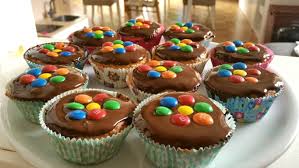 Vanille Muffins Glutenfrei Mit Schokolinsen Als Blumen Rezept Vanille Muffins Lebensmittel Essen Muffins
