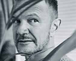 He is an actor and producer, known for kroll (1991), tato (1995) and kiler (1997). Cezary Pazura Po Tym Jaki Jest Mezczyzna Widac Jaka Kobieta Za Nim Stoi Viva Pl