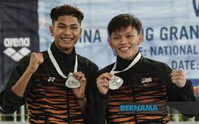 Hanis nazirul jaya surya (30 settembre 2001) è un tuffatore malese. Bernama Jellson Nazirul Redeem Dignity At Fina Diving Gp Championship