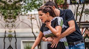 Bu durumda heimlich manevrası uygulanır. Heimlich Manevrasi Nedir Nasil Yapilir Hayat Kurtaran Ilk Yardim Uygulamasi